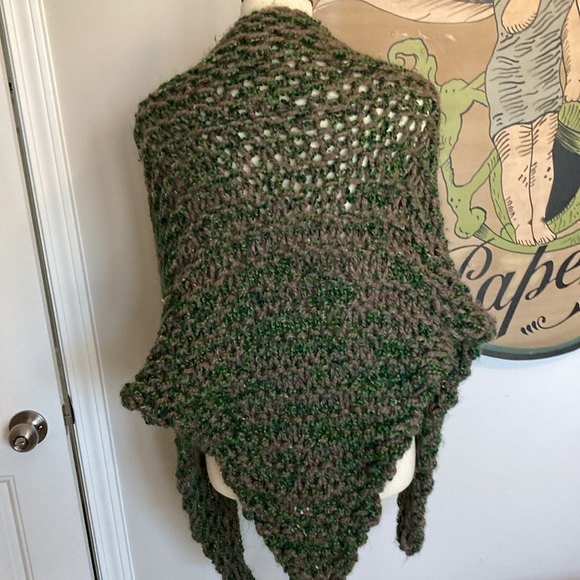 Handmade crocheted shawl in green and gray - Picture 3 of 4